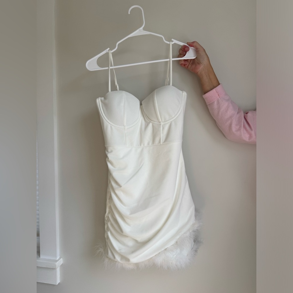 White Windsor dress. Never worn size medium.